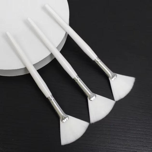 3Pcs Practical Facial Brushes Fan Makeup Brushes Soft Portable Mask Brushes Cosmetic Tools for Women Ladies Girls